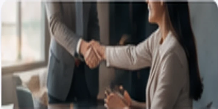 Profesional negociando condiciones contractuales y salariales