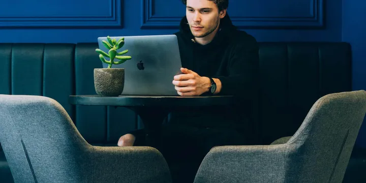 Especialista actualizando su perfil profesional en un portátil