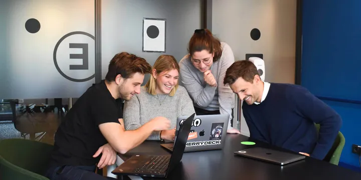 Equipo de selección elaborando una oferta de trabajo